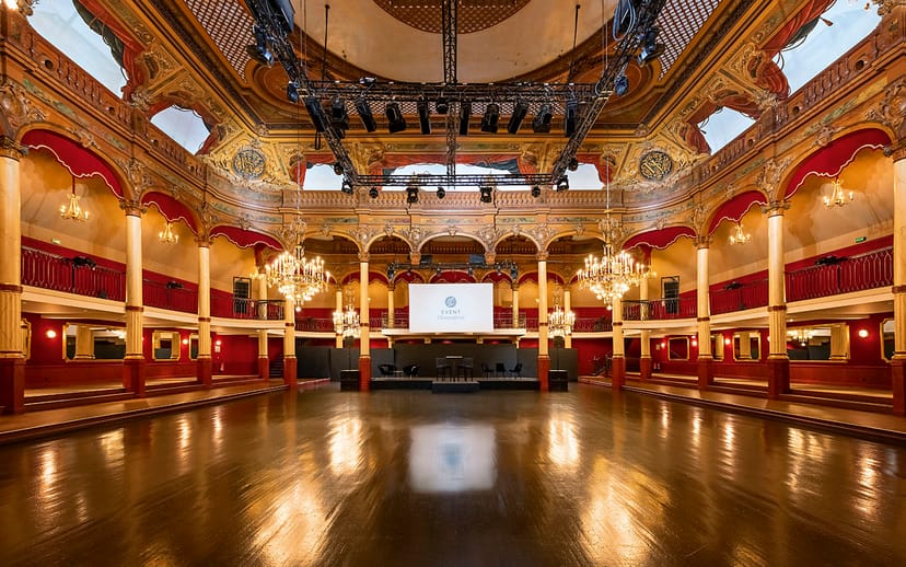 La Salle Montenotte event space with elegant chandeliers, ideal for corporate and social gatherings.