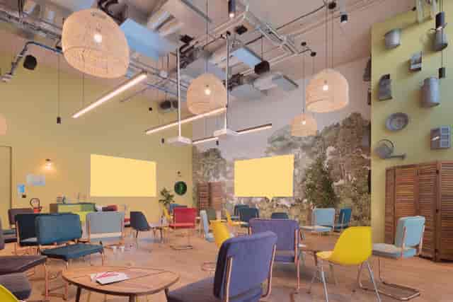 Modern meeting space in Comet Bourse, ideal for workshops and presentations.