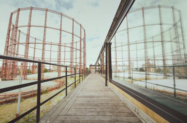 OVAL STUDIOS