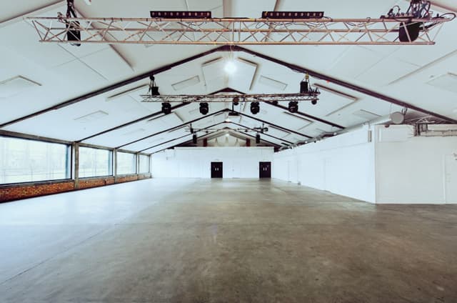 OVAL STUDIOS