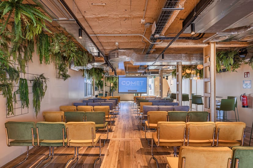 Modern event space on 7th floor of Comet Retiro, perfect for workshops and seminars.