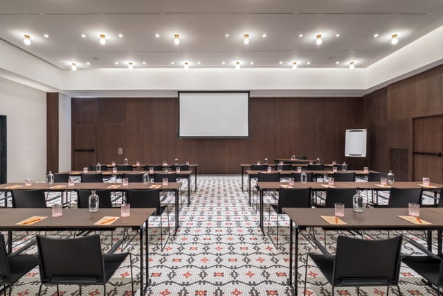 Meeting room setup at PACO PEPE, Canopy by Hilton Madrid for professional events.