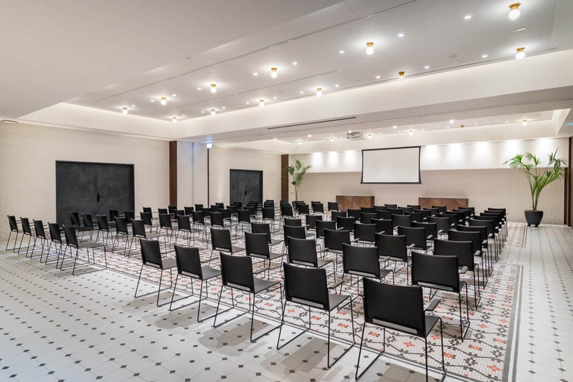 Modern meeting space at PACO PEPE, Canopy by Hilton Madrid for conferences and presentations.