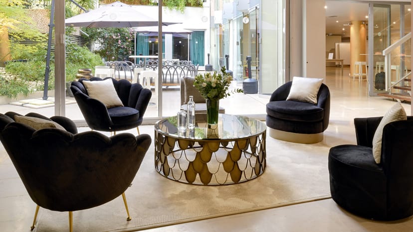 Stylish lounge area in Orsay nord Auditorium for networking events and meetings.