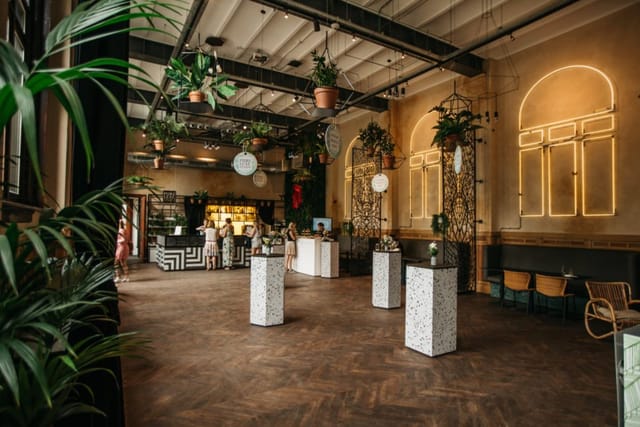 Stylish event room in De Serre with modern decor, ideal for gatherings and corporate events.