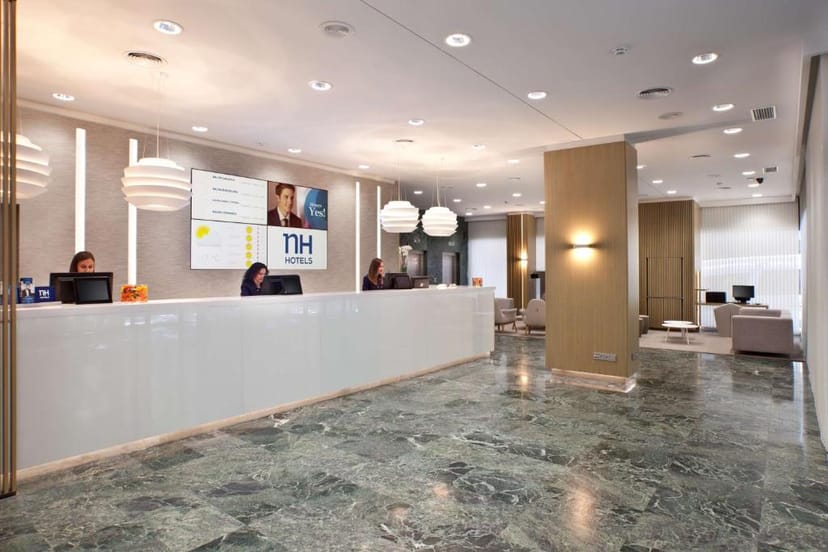 Modern hotel lobby in Habana NH Ventas, ideal for events and meetings with sleek design.