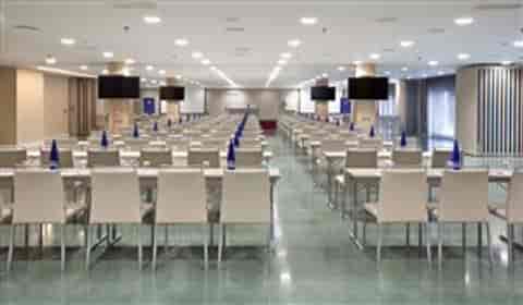 Spacious conference room in NH Ventas, ideal for corporate meetings and events.