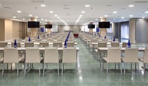 Spacious conference room in NH Ventas, ideal for corporate meetings and events.