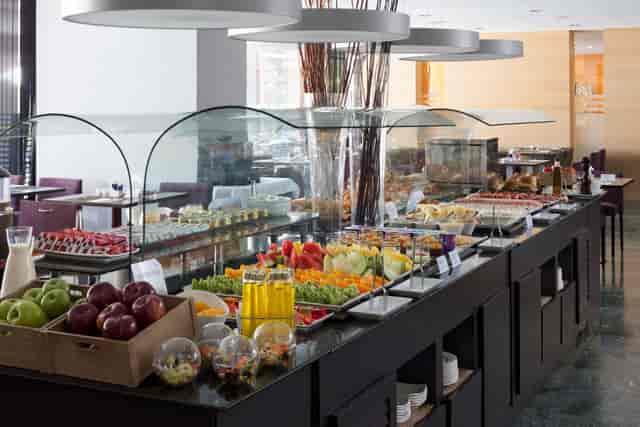 Buffet setup with fresh fruits and pastries for events at Habana, NH Ventas.