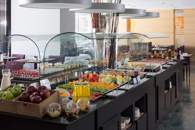 Buffet setup with fresh fruits and pastries for events at Habana, NH Ventas.