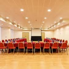 Meeting room with U-shaped red chairs for a conference at Melia Avenida de America.