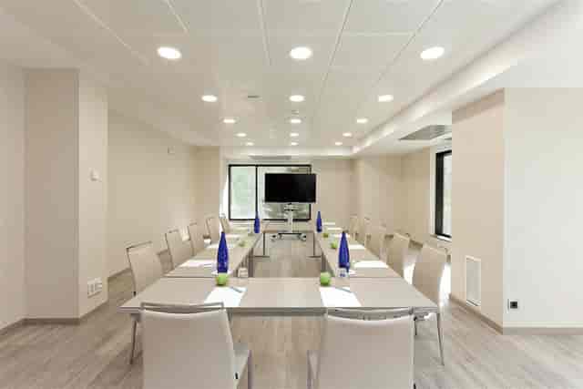Modern meeting room at Melia Avenida de America, ideal for corporate events and workshops.