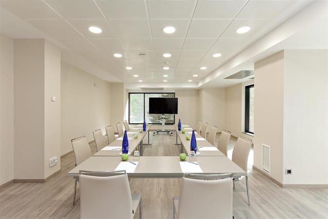 Modern meeting room at Melia Avenida de America, ideal for corporate events and workshops.