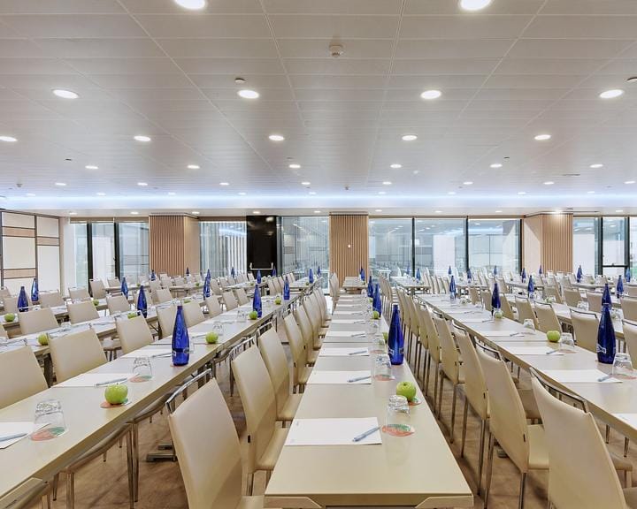 Meeting space at Melia Avenida de America, featuring elegant blue centerpieces for conferences.