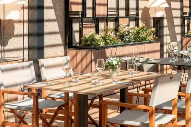 Stylish dining setup at Melia Avenida de America for corporate events and meetings.