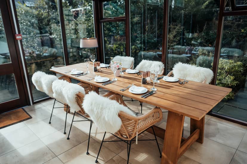 Elegant dining table in Club Prive Conservatory, ideal for corporate retreats and private dinners.