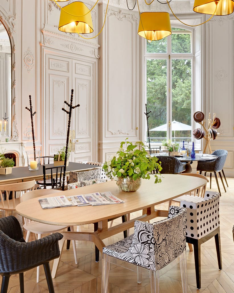 Stylish auditorium at Chateauform 28 George V, perfect for meetings and social gatherings.