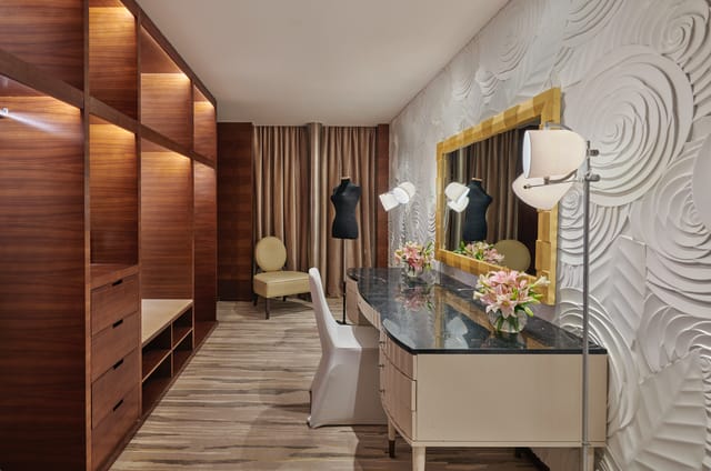 Al Loulou'a Ballroom dressing room, elegant vanity for event preparations in Riyadh.