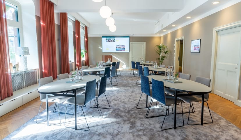 Meeting room 314 with round tables, ideal for workshops and seminars.