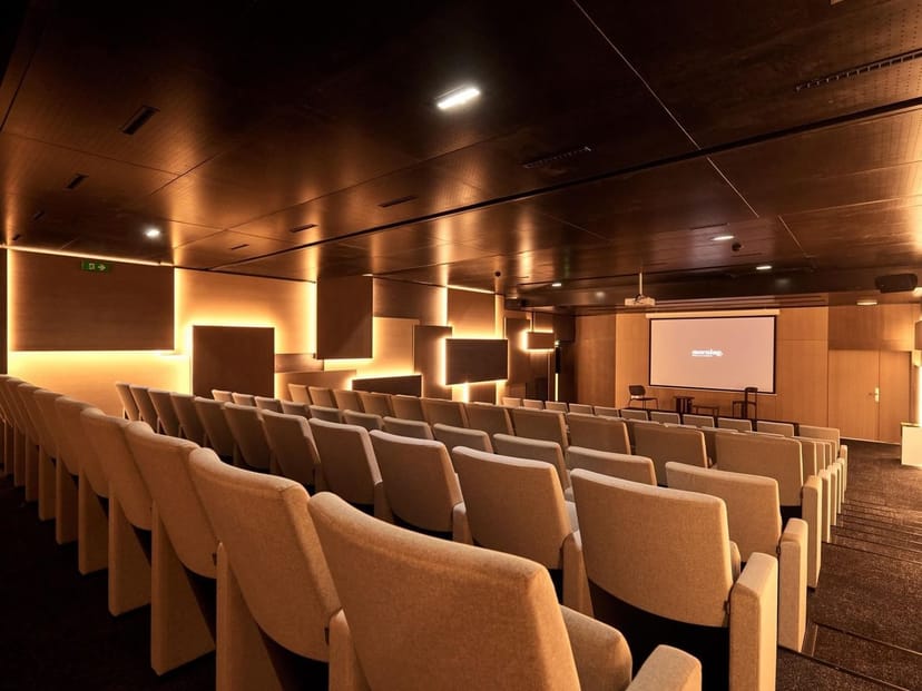 Modern conference room with tiered seating, perfect for seminars and workshops.