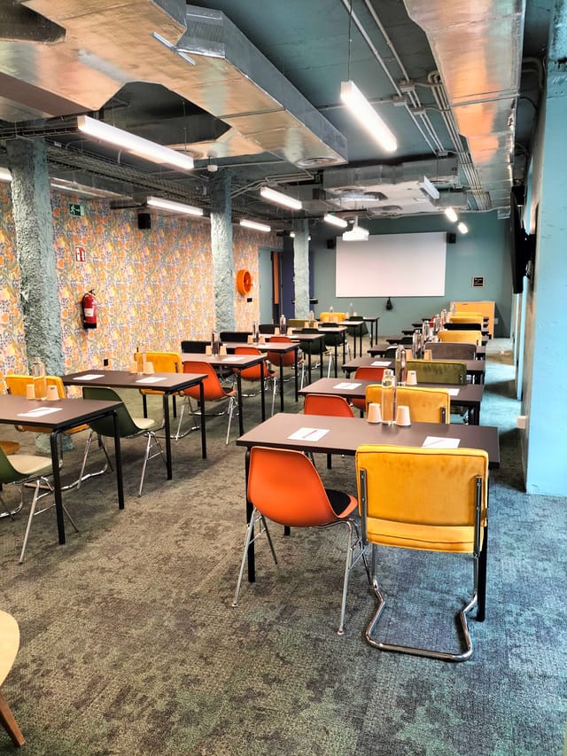 Versatile meeting space in Comet Retiro, perfect for workshops and seminars.