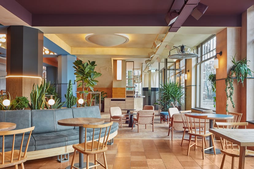 Modern private room in Karavaan, perfect for meetings and workshops with natural light.