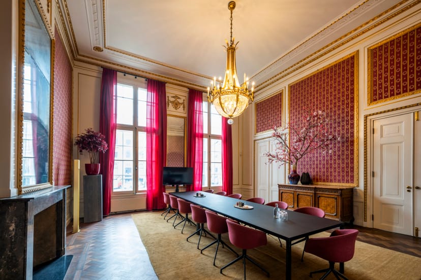 Red Room in De Bary: elegant meeting space with red accents, ideal for executive events.