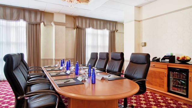 Hilton Pearl River meeting room with leather chairs, ideal for corporate events.