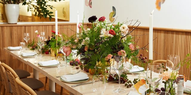 Elegant dining table with floral centerpiece for intimate events at Il Fiorista.