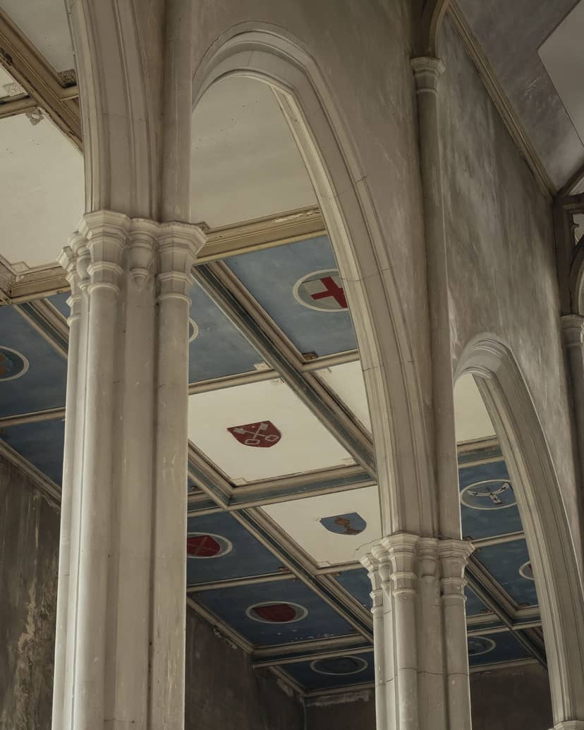 Main Hall ceiling with historical motifs, perfect for upscale events and gatherings.