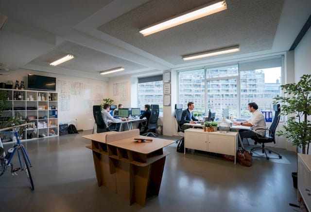 Modern office space with open workstations, ideal for team meetings and brainstorming sessions.