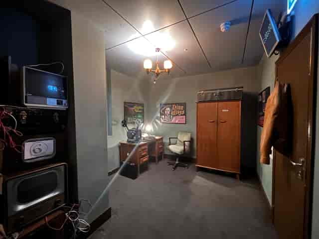 Vintage meeting room in Spooky Escape Room for creative events and brainstorming sessions.