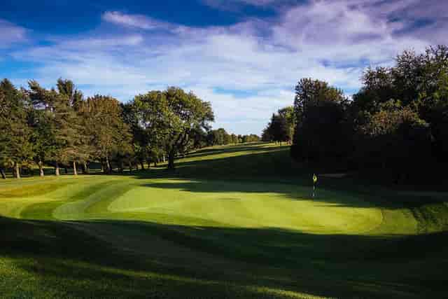 Cotswolds Hotel golf course, lush greenery for corporate retreats and networking events.