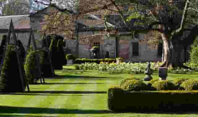 Elegant Garden Lawns