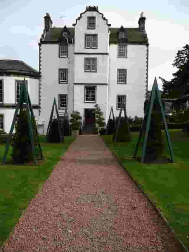 Elegant Garden Lawns