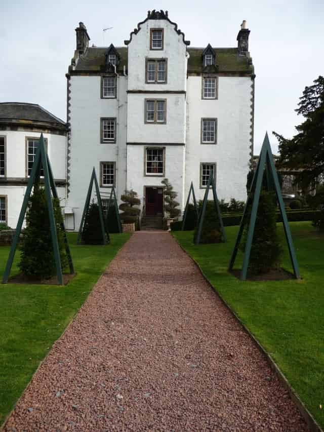 Elegant Garden Lawns