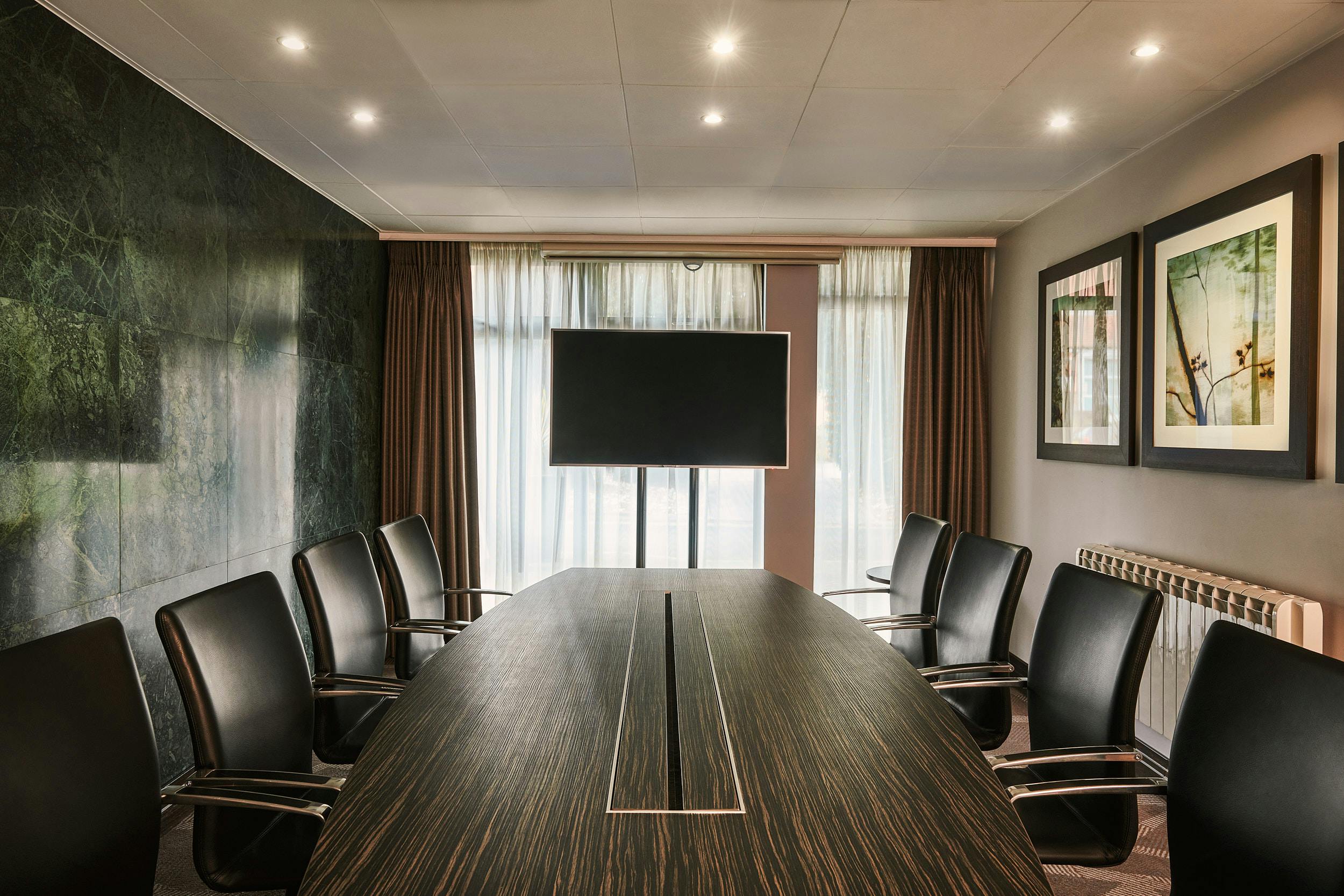 Modern conference room in Perry Suite, DoubleTree London Ealing, ideal for meetings and presentations.