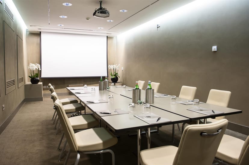 Modern meeting room at Rosa Grand Milano, perfect for corporate events and workshops.