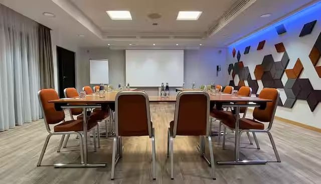 Barons 1 meeting room at Radisson Blu, featuring modern decor and natural light.