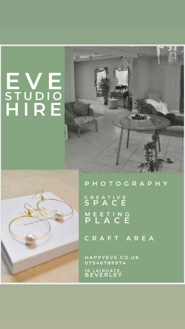 Stylish EVE Studio meeting space with natural light for workshops and creative events.