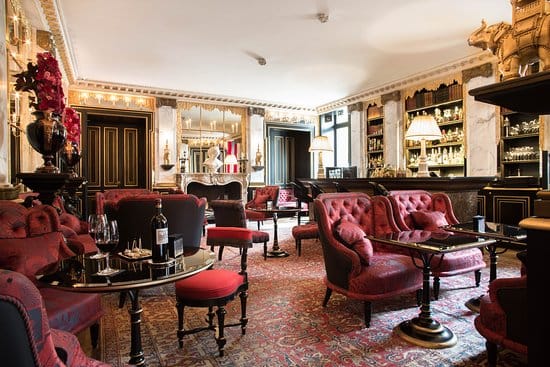 Elegant lounge in La Reserve Paris, perfect for networking events and intimate meetings.