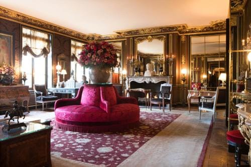 Opulent meeting space in La Reserve Paris, ideal for high-end events and gatherings.