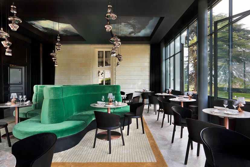 Modern dining space at LA VERRIÈRE with green seating for upscale events.