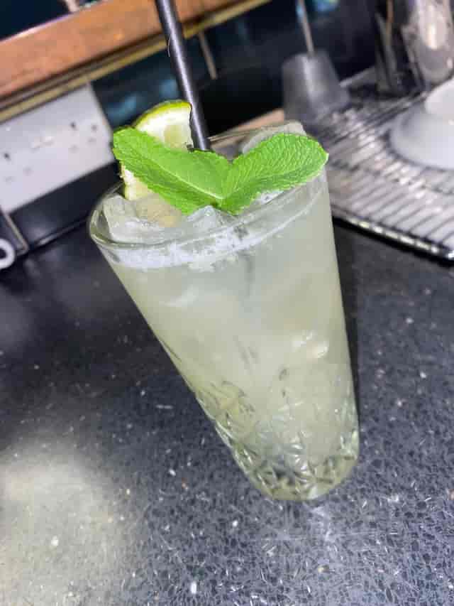 Refreshing cocktail with mint and lime at Alfie’s lounge summer event.