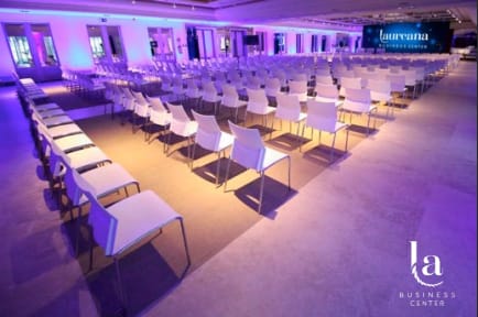 Spacious Granja room with modern chairs, perfect for corporate conferences and presentations.