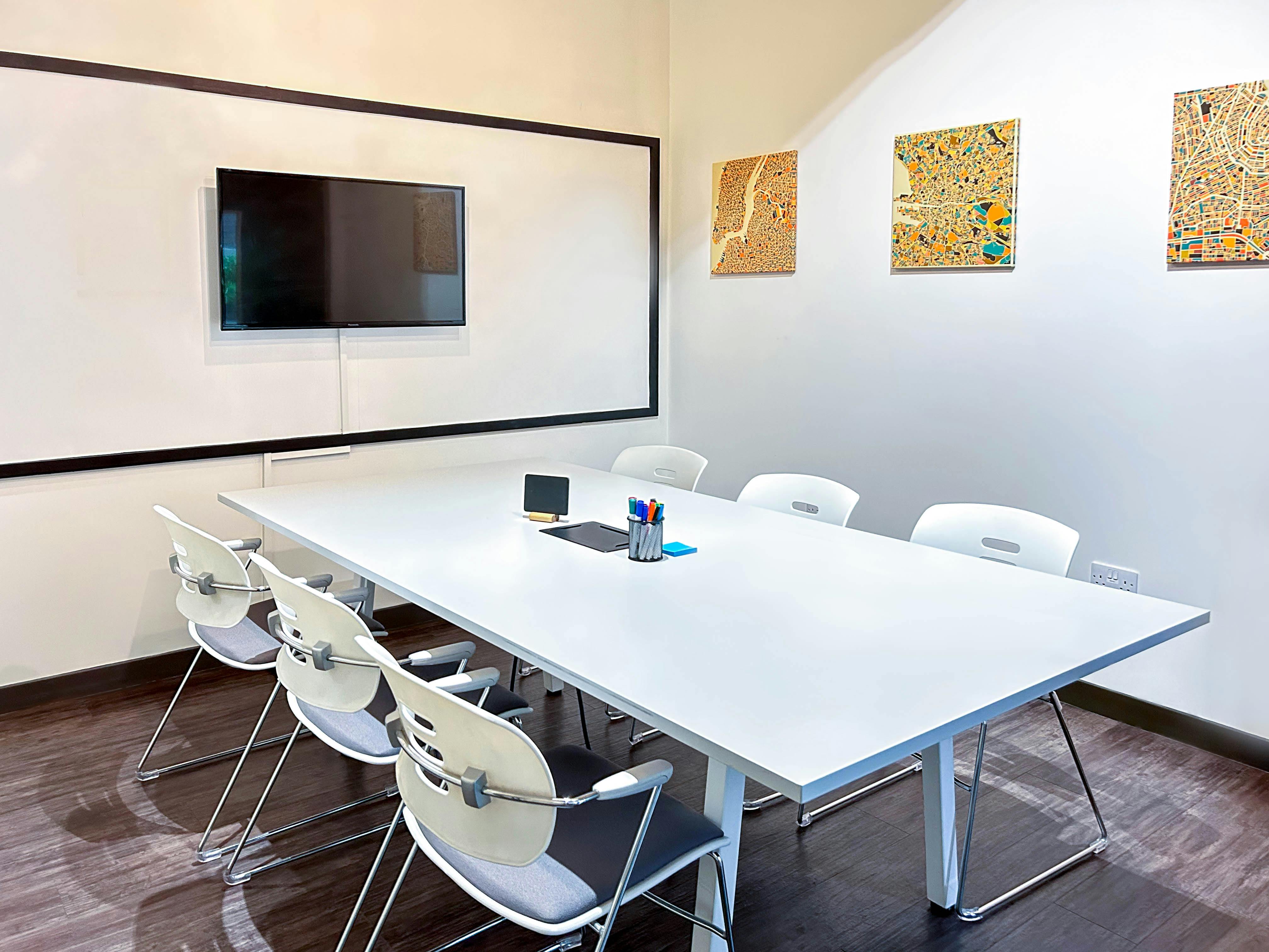 Modern meeting room with large table and ergonomic chairs for collaborative sessions.