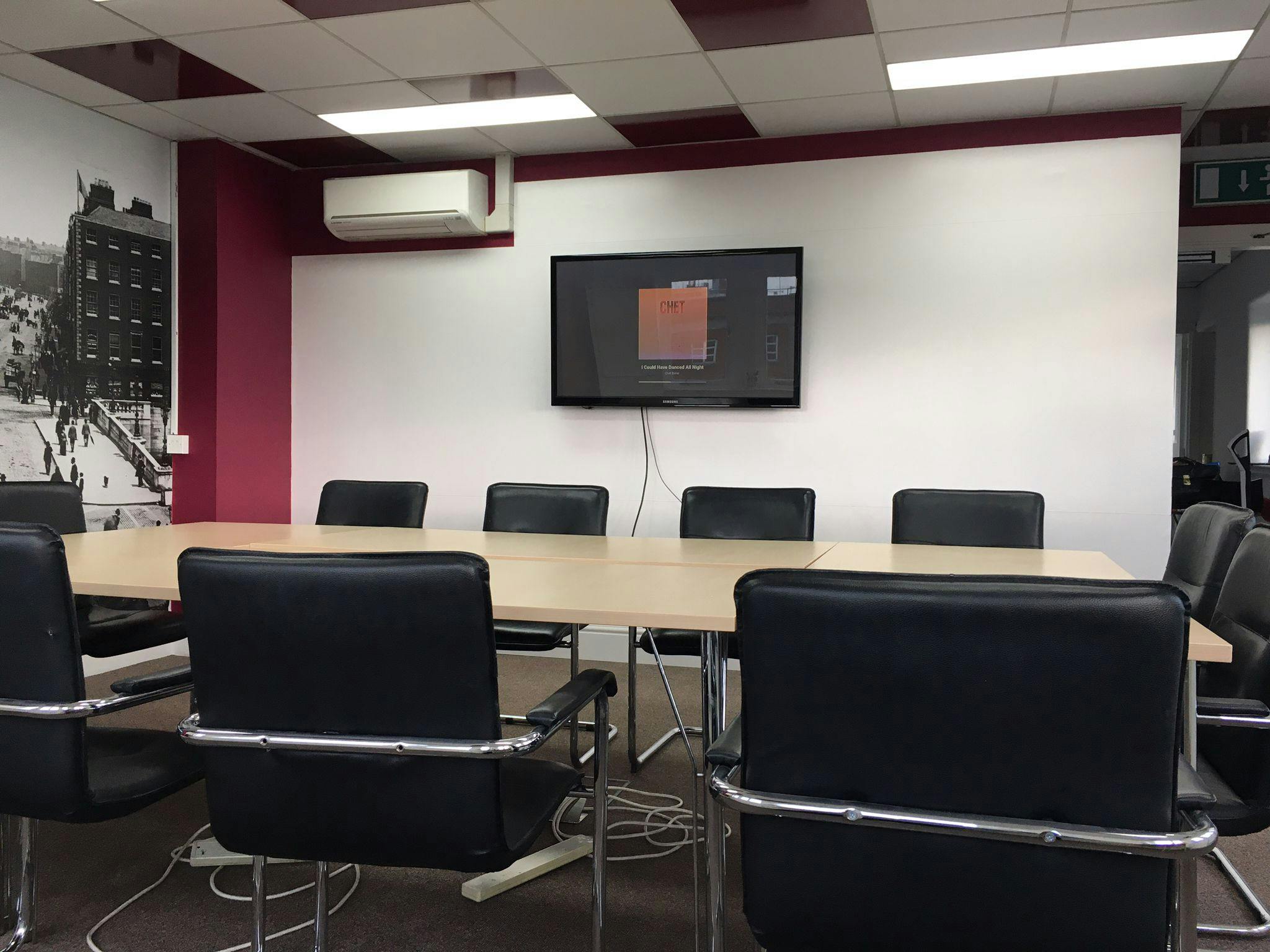 Modern meeting room with large table and ergonomic chairs for collaborative discussions.