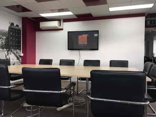 Modern meeting room with large table and ergonomic chairs for collaborative discussions.
