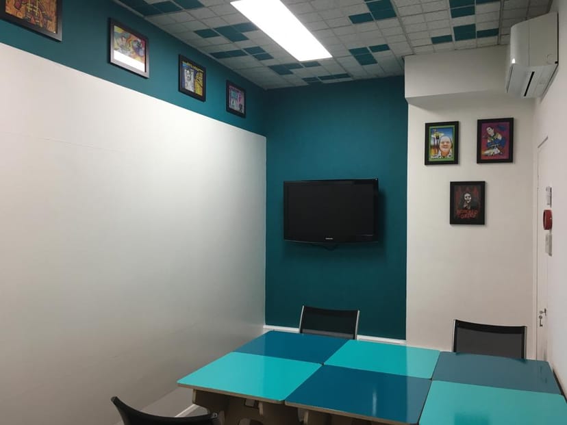 Modern kBone Meeting Room with teal wall, ideal for collaborative meetings and presentations.