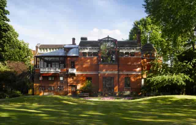 Arab Hall in Leighton House: unique venue for corporate events and social gatherings.